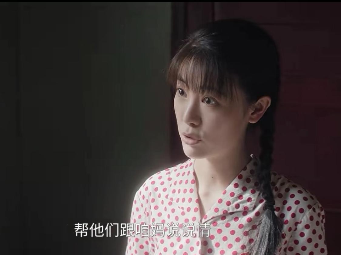 凌漪的父母比方穆扬父母还早一点恢复名誉和职位了，报社领导傅叔叔又是旧交，凌漪不至