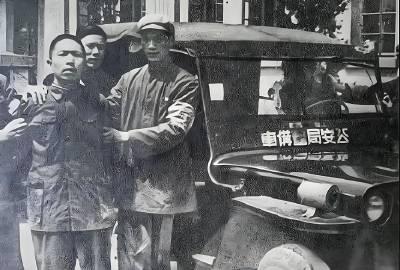 1949年，重庆解放后，军统少将在街上瞧见了一个地下党员，立马冲过去，一把抱住他