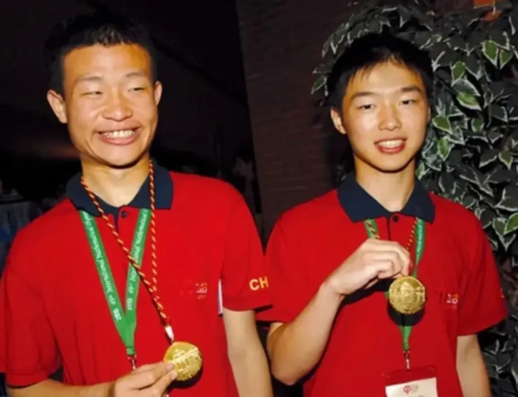 韦东奕和牟晓生，两位都在2008年获得奥林匹克数学竞赛金牌，两个人选择的路却大