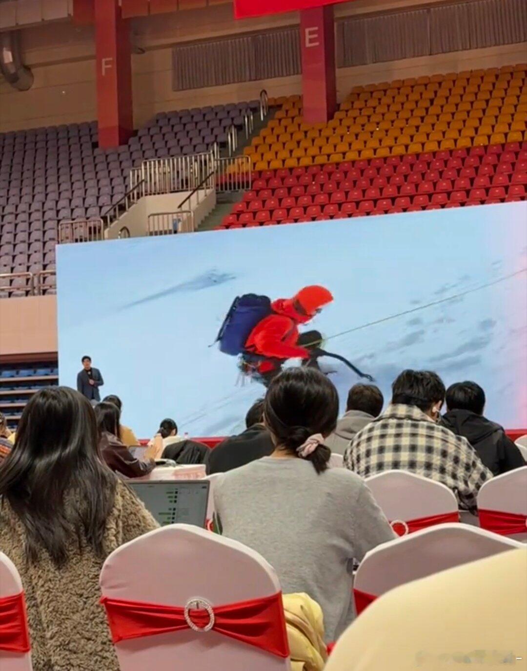 卧槽！王一博就这么水灵灵的出现中国地质大学讲座上啊啊啊啊[点赞][点赞]​​​