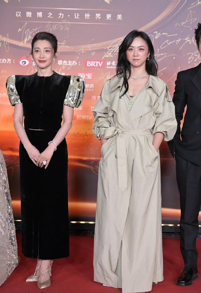 汤唯这松弛感真的太强了，穿着风衣就敢来走秀​​​