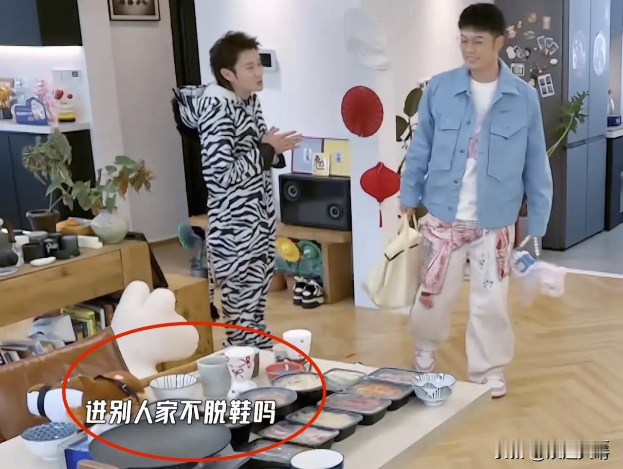 陈赫去王勉家里串门，进门抬脚就往里走，压根没换鞋的意思。王勉也实在，直接小声提醒