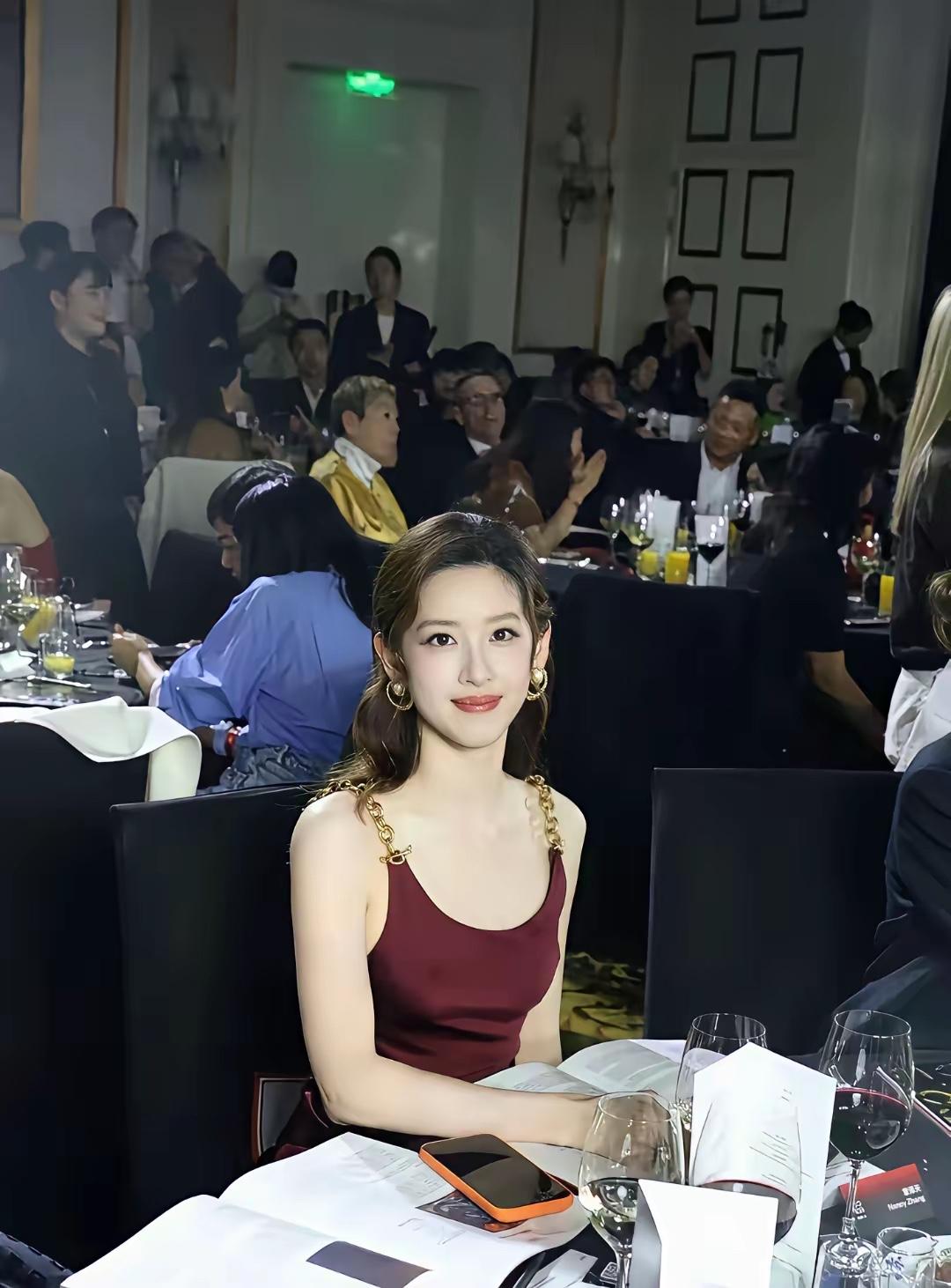 家人们，一夜醒来刷到个大消息！​刘强东估计又要坐不住了——谁能想到，31岁的章