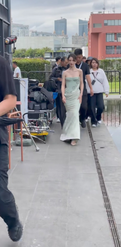 今天金晨参加莲花跑车活动，身穿一条浅绿色抹胸裙。走路时发现除众所周知不完美，高低