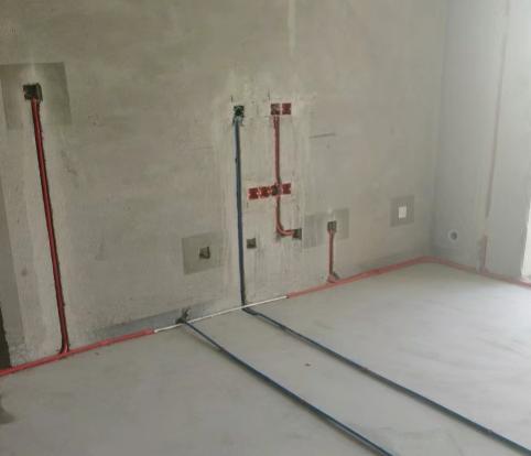 我老房子翻新，想改几个插座位置。水电工问了一句：“你家有地暖吗？”我说有。他直接