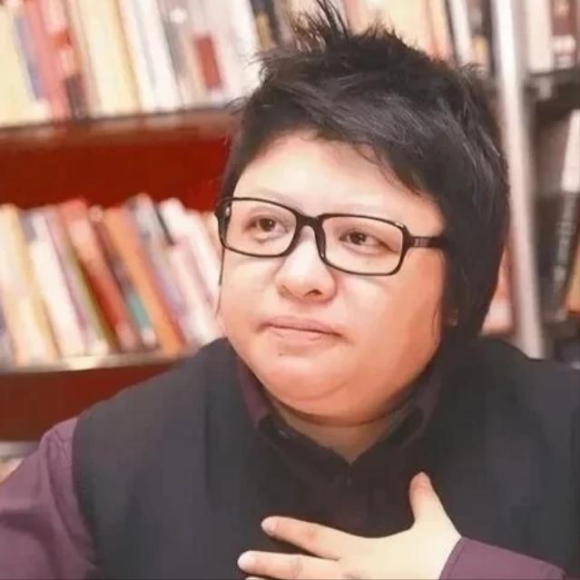 韩红基金会翻车，7.8亿善款真相，终于藏不住了，一句“走个面”让韩红陷入了