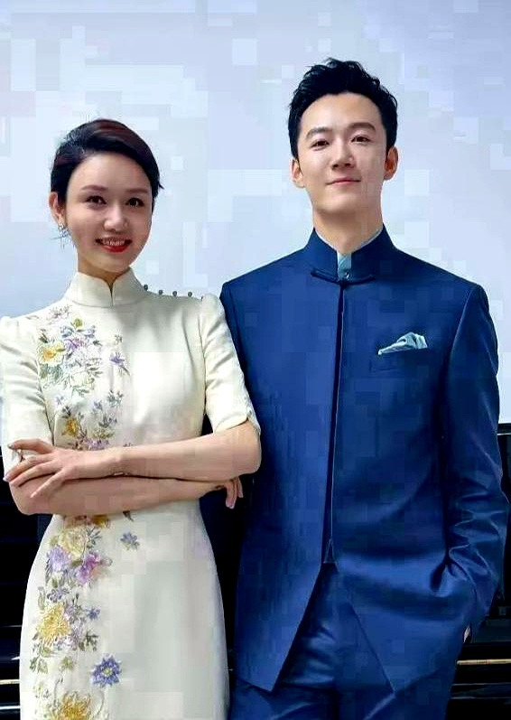 央视主持人龙洋和张韬，公开恋情了？藏青西装，月白旗袍，这画面感，妥妥的民国爱情剧