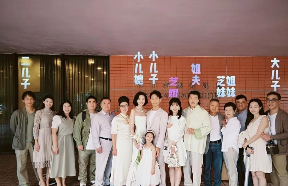 赵雅芝现在终于可以歇一口气了，三个儿子都结婚了，按中国人的传统思想，父母的责任算