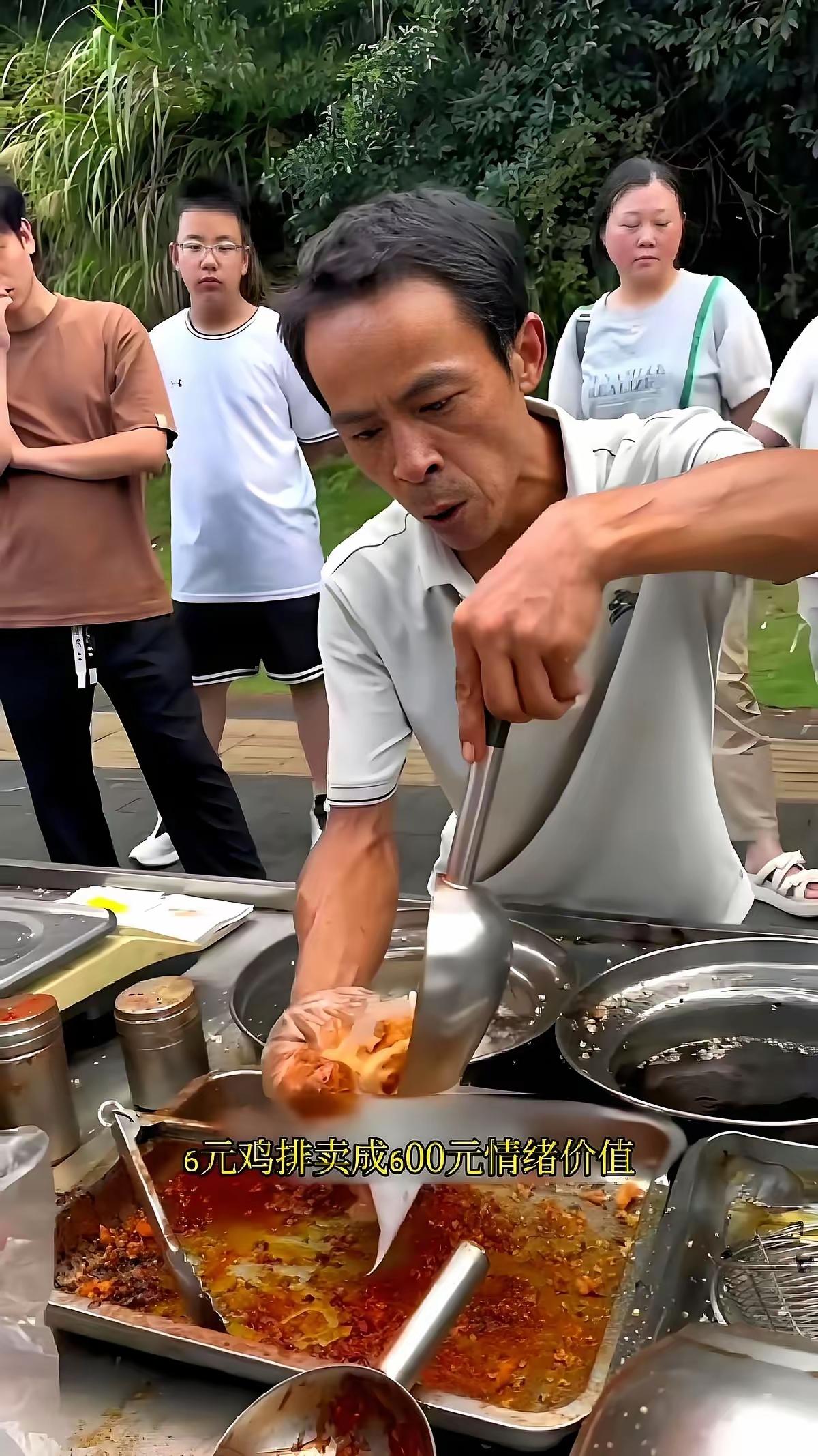 6块鸡排，把领导说愣了​景德镇夜摊，李梓赫把6元鸡排递到文旅局长手里，顺手掏出