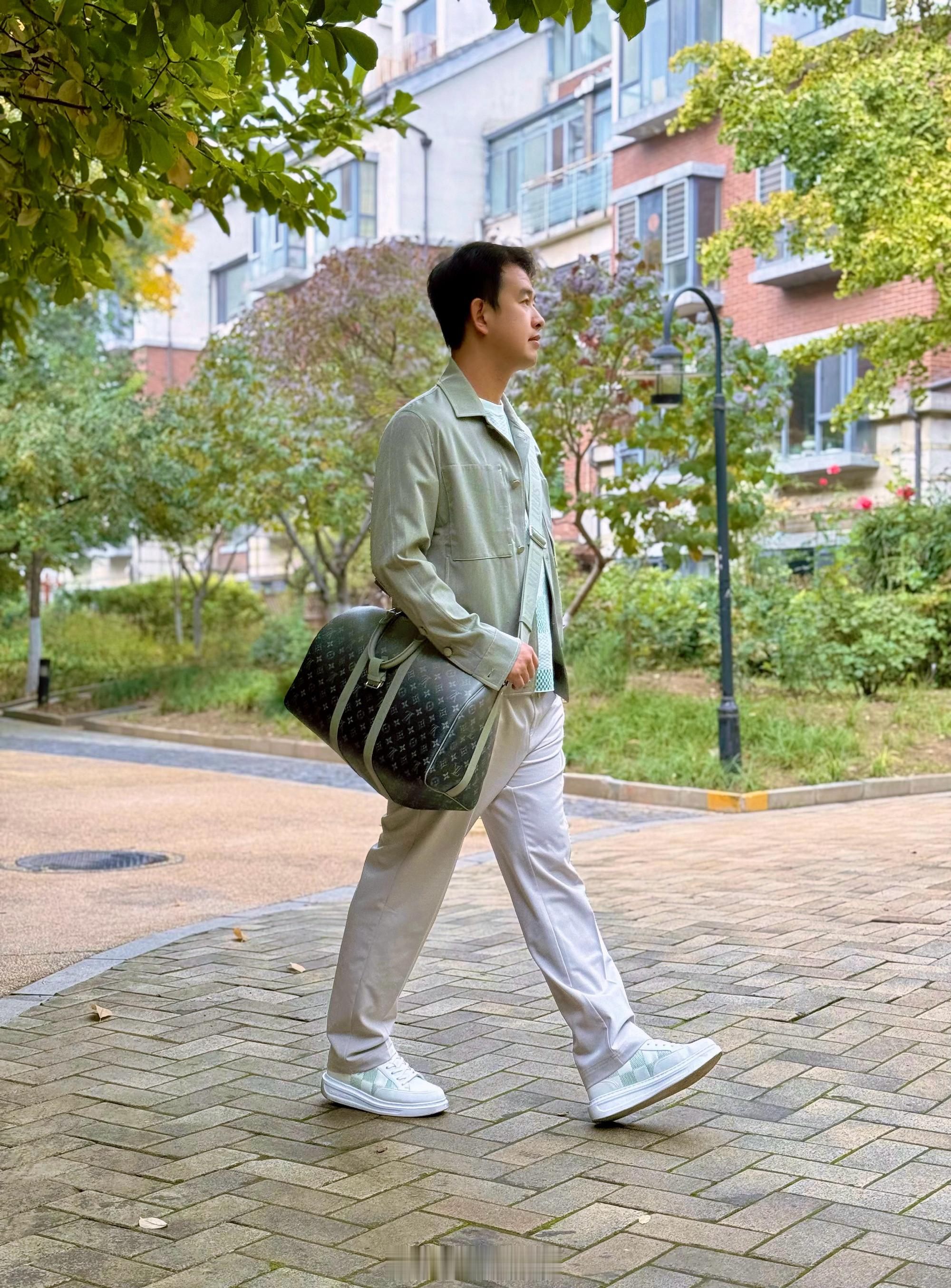 10月就穿羽绒服了去年这时候出门穿件外套就够了，今年羽绒坎肩上岗了。​​​