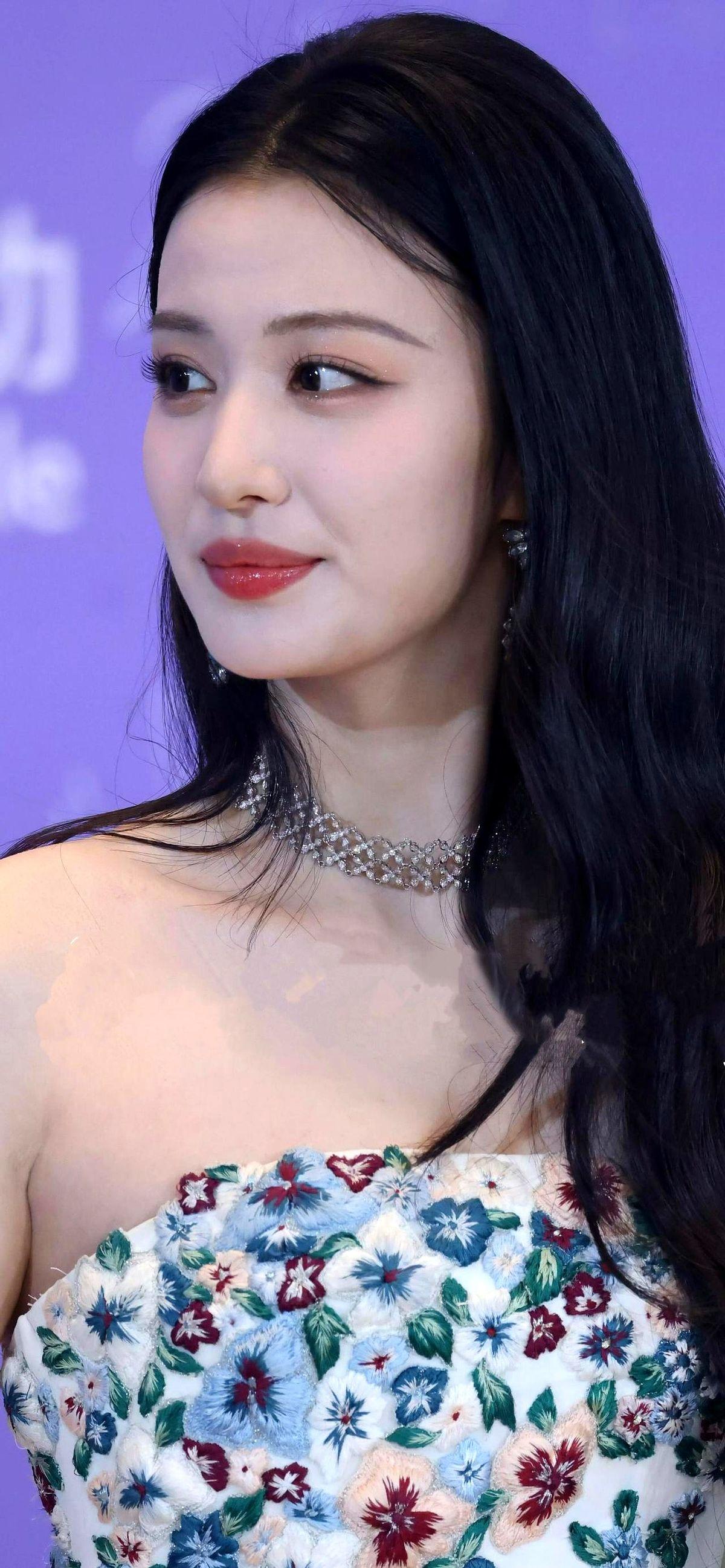 王楚然的贵气和松弛感，咋能同时有？她那张脸，被网友说是“小说女主脸”，骨相确