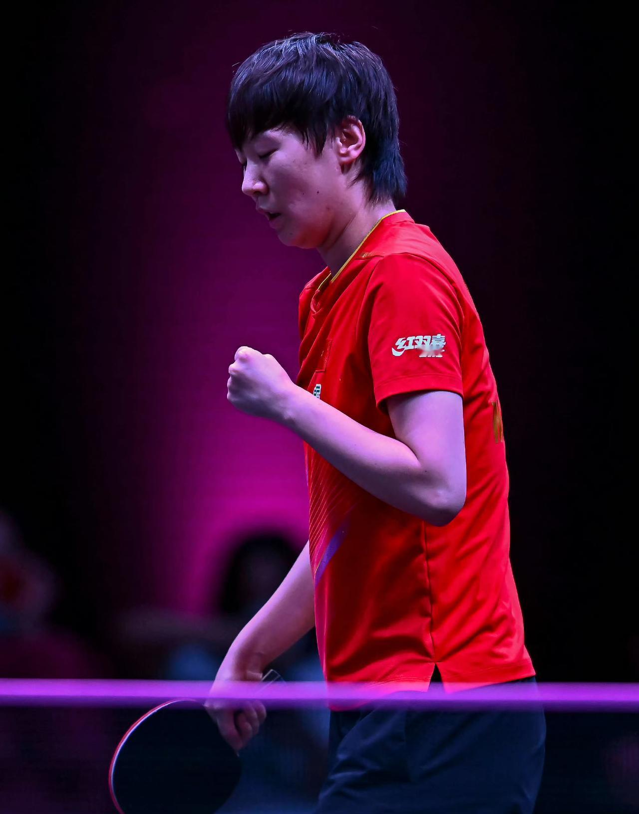 王曼昱输了，问题出在哪里？谁来担责？刚刚，3比4输给韩莹的王曼昱，在场上最后