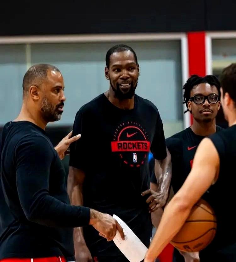 朋友们，火箭超级巨星杜兰特即将回归赛场！乌度卡教练在赛前采访里就放出了话