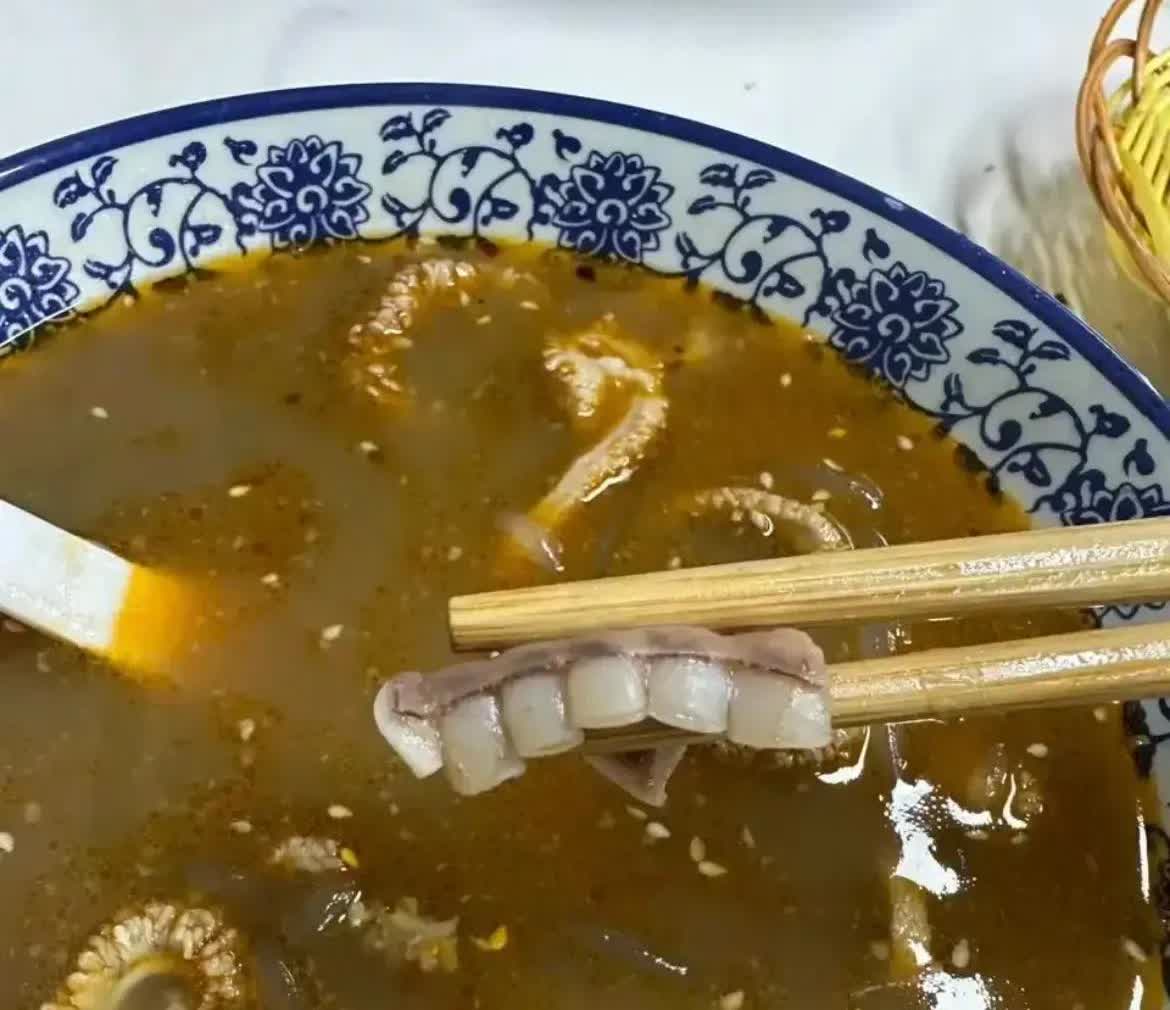 广东，一名女子下班后在路边的羊汤馆点了一份羊汤，然而，她喝的时候，意外地发现里面