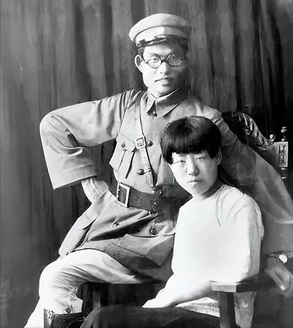 萧劲光的第一任妻子朱仲芷，系湖南著名教育家朱剑凡之女，其妹朱仲丽后与王稼祥结为伉