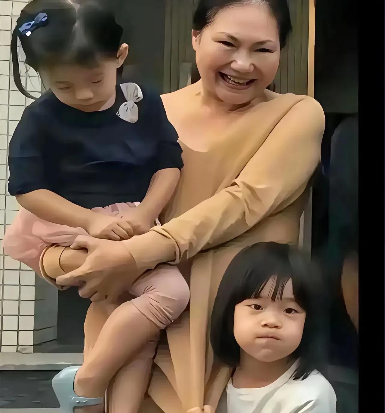 黄春梅真的喜欢大S的孩子吗？不见得。汪小菲出手阔绰，对女儿自然大方，这在