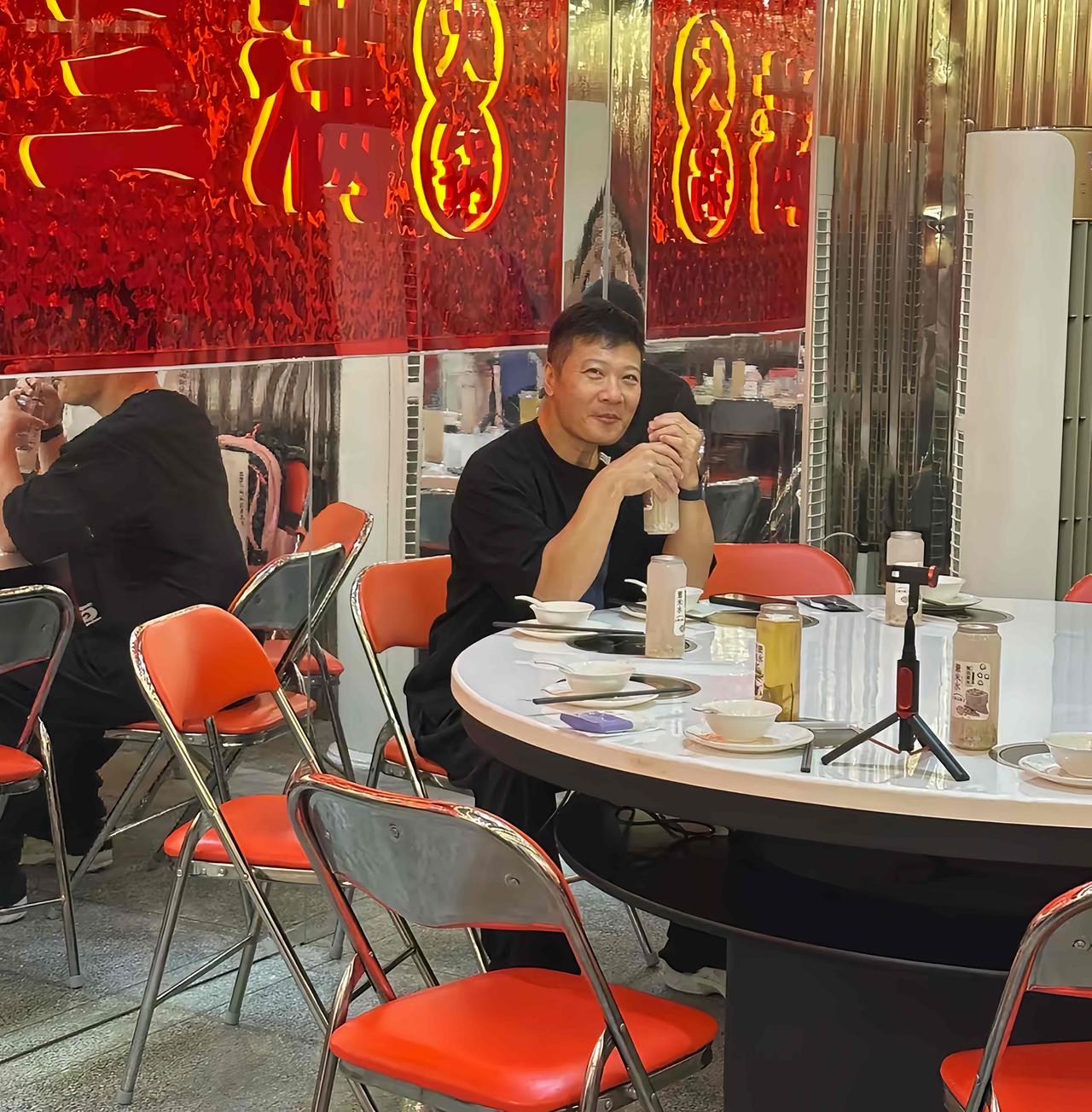 6月19日，有位网友在汕头偶遇钱嘉乐吃火锅，看到有人拍他，对着镜头露出微笑的表情