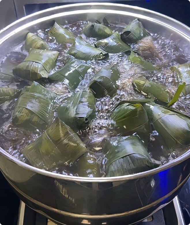昨天我煮了一百多个粽子，早上女儿来拿走了30多个。儿子说要拿60个，其中30个给