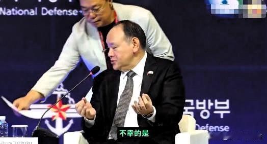 拿常识当惊吓？菲律宾防长首尔“演砸了”整场戏一张纸条，演砸了整场戏。防长接纸