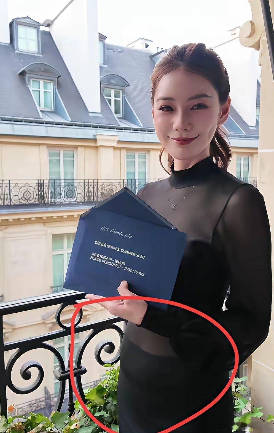 终于不装了，马筱梅孕肚明显，怀孕实锤了！马筱梅发巴黎看秀视频，汪小菲贴身陪同，不