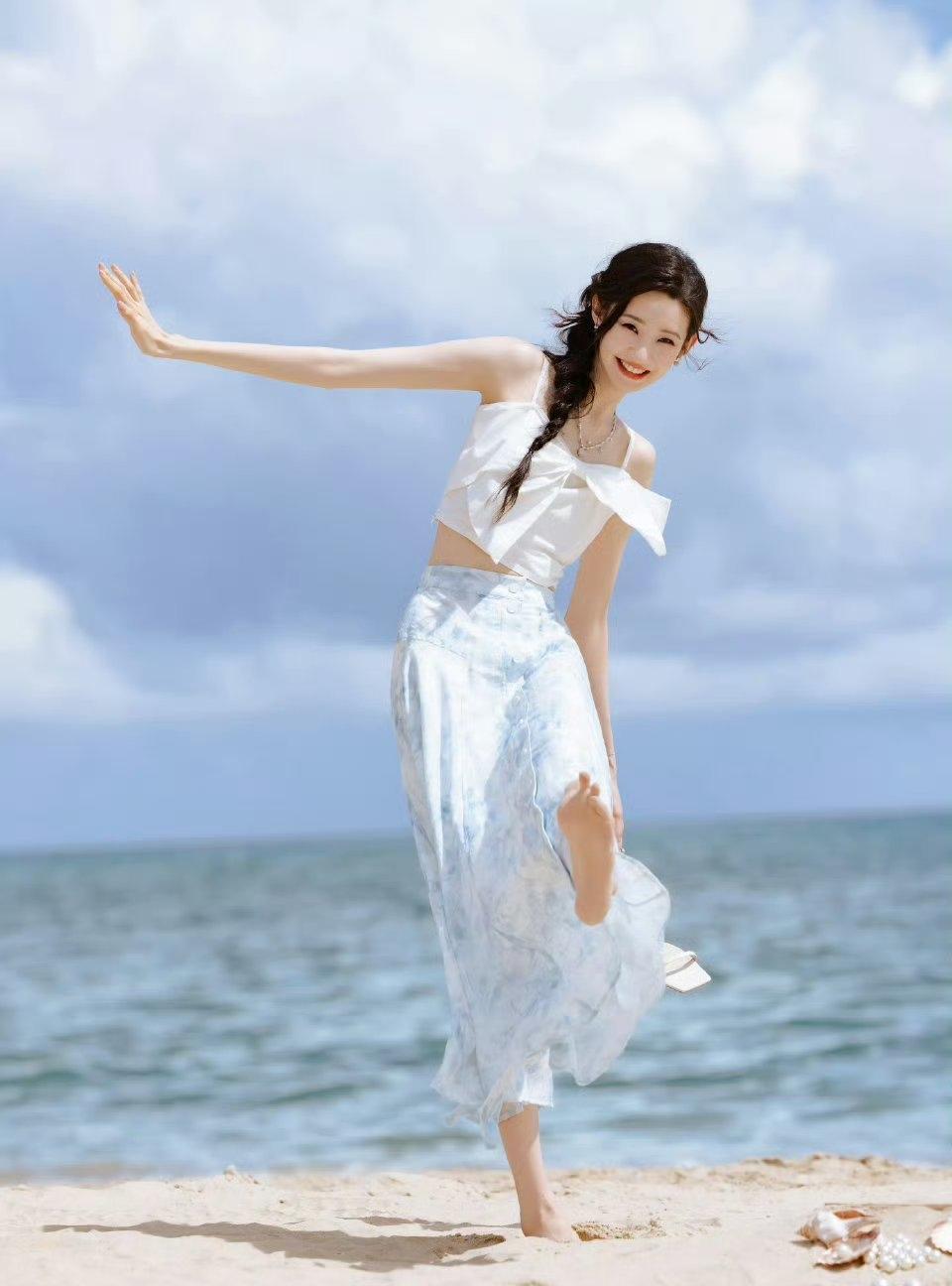 张艺凡貌美如仙
