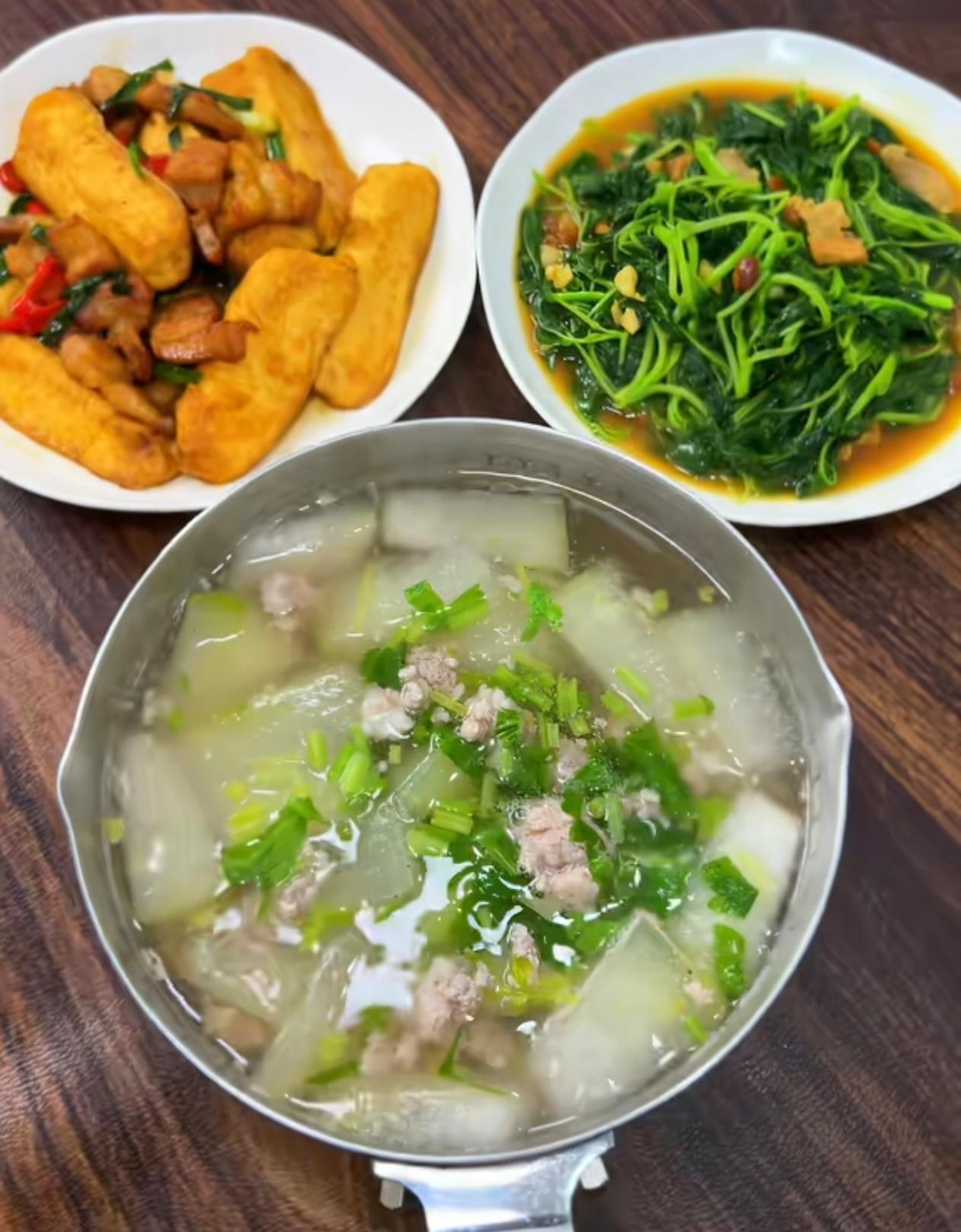 表嫂是广东人，做得一手地道潮汕家常菜。你看一桌桌菜，有海鲜、时蔬还有老火靓汤