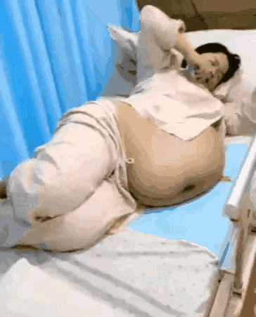 这个孕妇这么大的肚子，没有想到是八胞胎[笑着哭]听到医生报了一声，母子平安之后在产