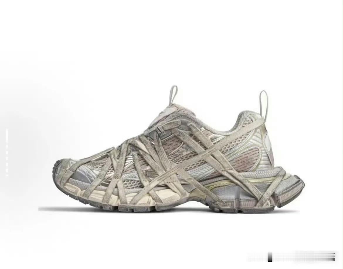 不知情的妈妈将女儿脏兮兮的鞋子洗干净了。谁知道女儿不仅不领情，反而抱怨妈妈把自己