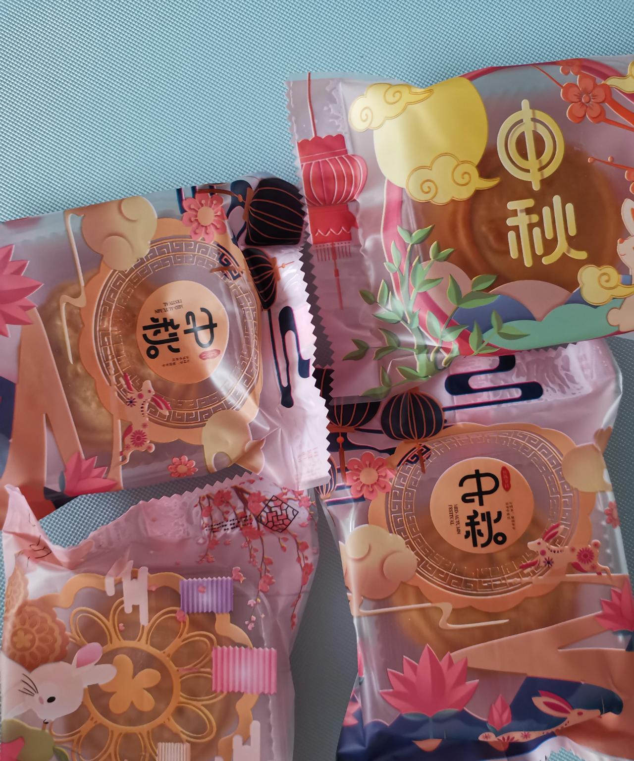 周日妹妹给我送来了她烤制的月饼，做工超精细，外观圆整饱满，花纹清晰，一看就是用心