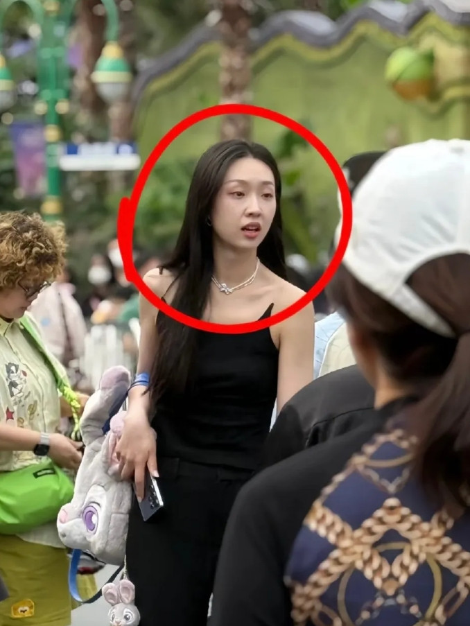 不是，管乐现实这脸？？管乐本人真的好美啊，笑起来阳光灿烂，生图里小脸也白嫩嫩的