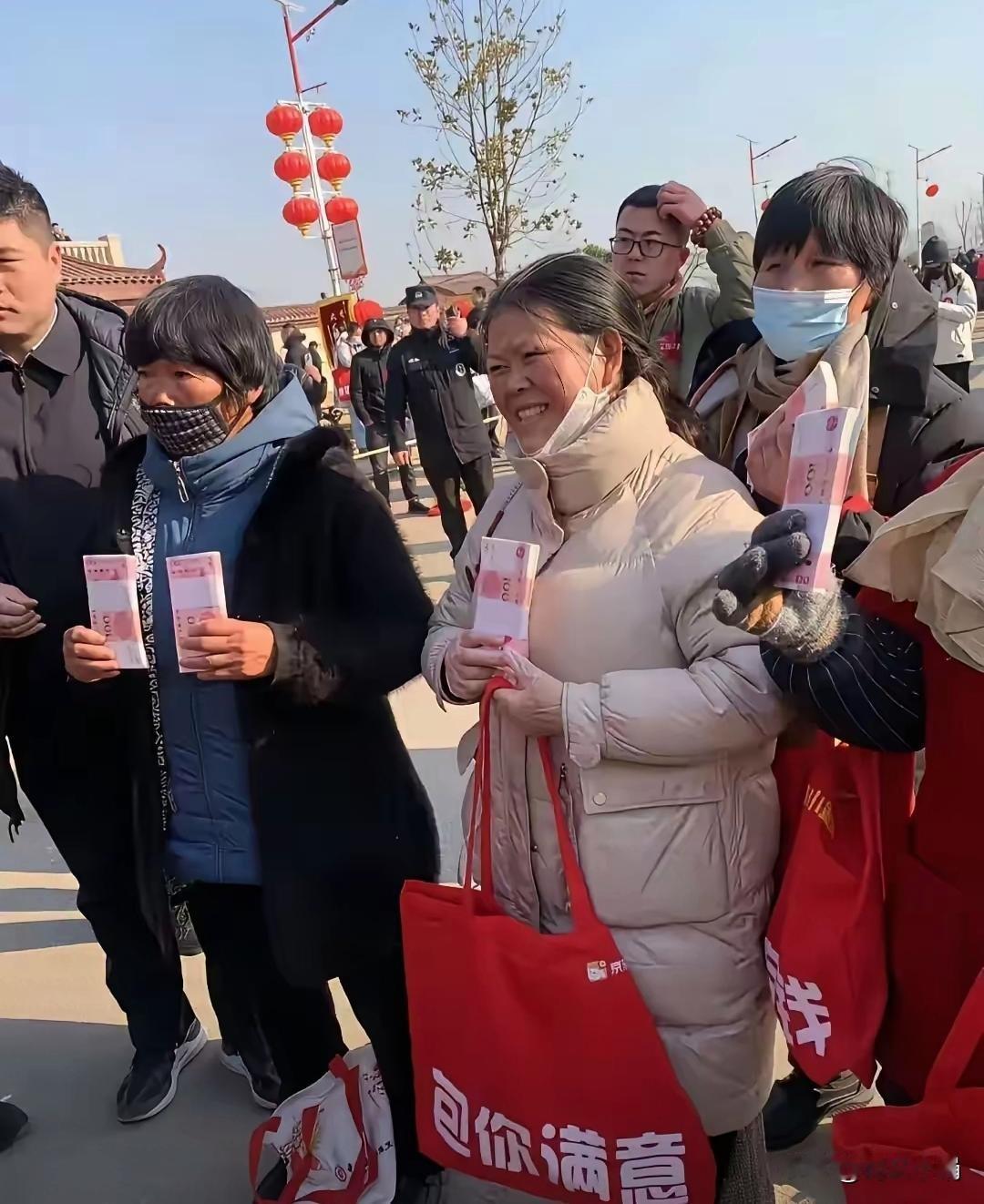 刘强东老家的村民每年都有一个期盼，儿女回不回家倒也无妨，关键是“东子”必须回来。