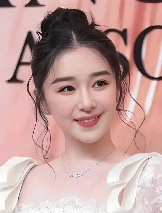 阚清子琥珀色瞳孔阚清子的琥珀色瞳孔也太绝了！暖调琥珀晕染在眼眸里，像揉进了细碎的