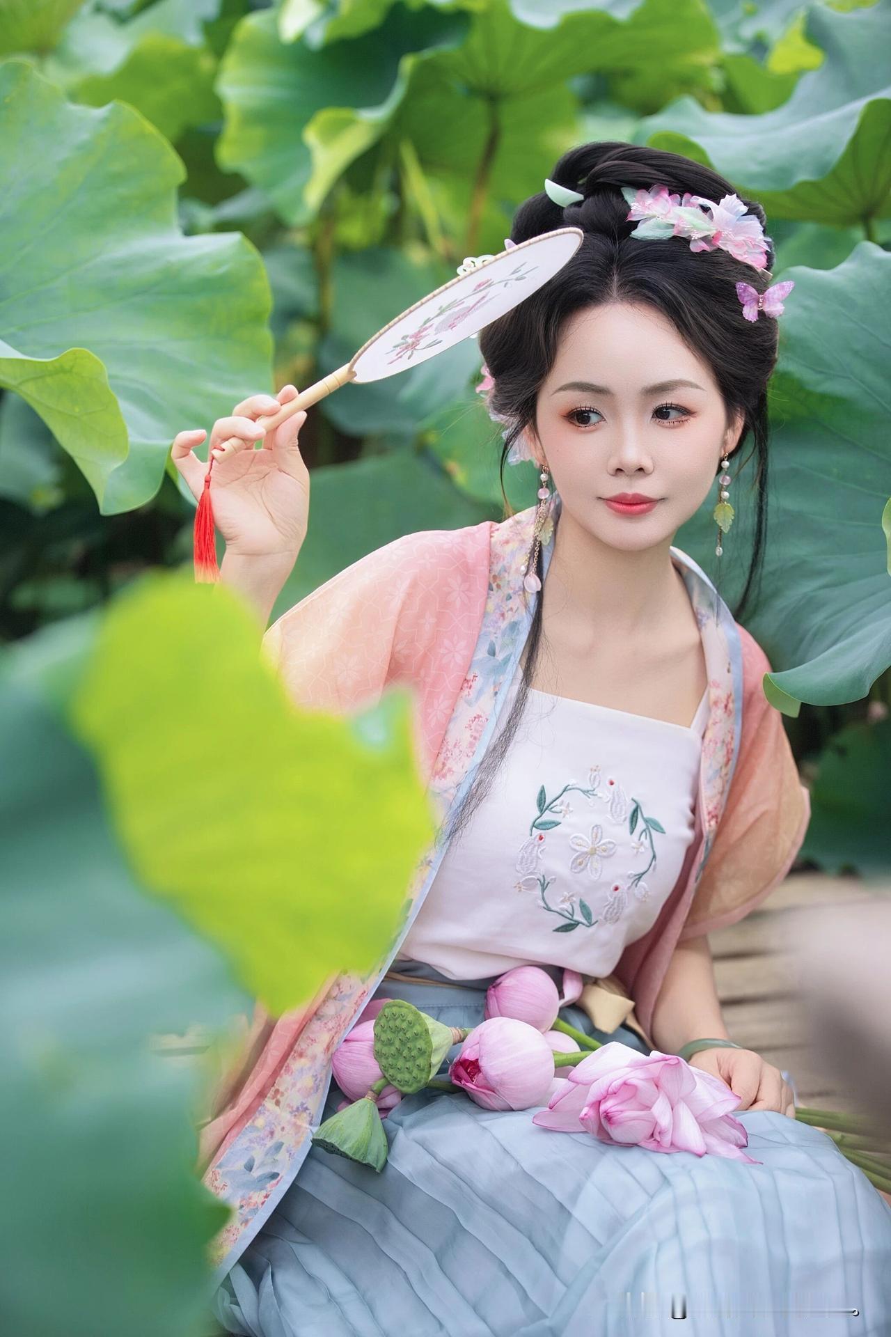 粉扇轻摇，莲香满怀，今日份的温柔是荷花给的呀～仙女赏花踏春
