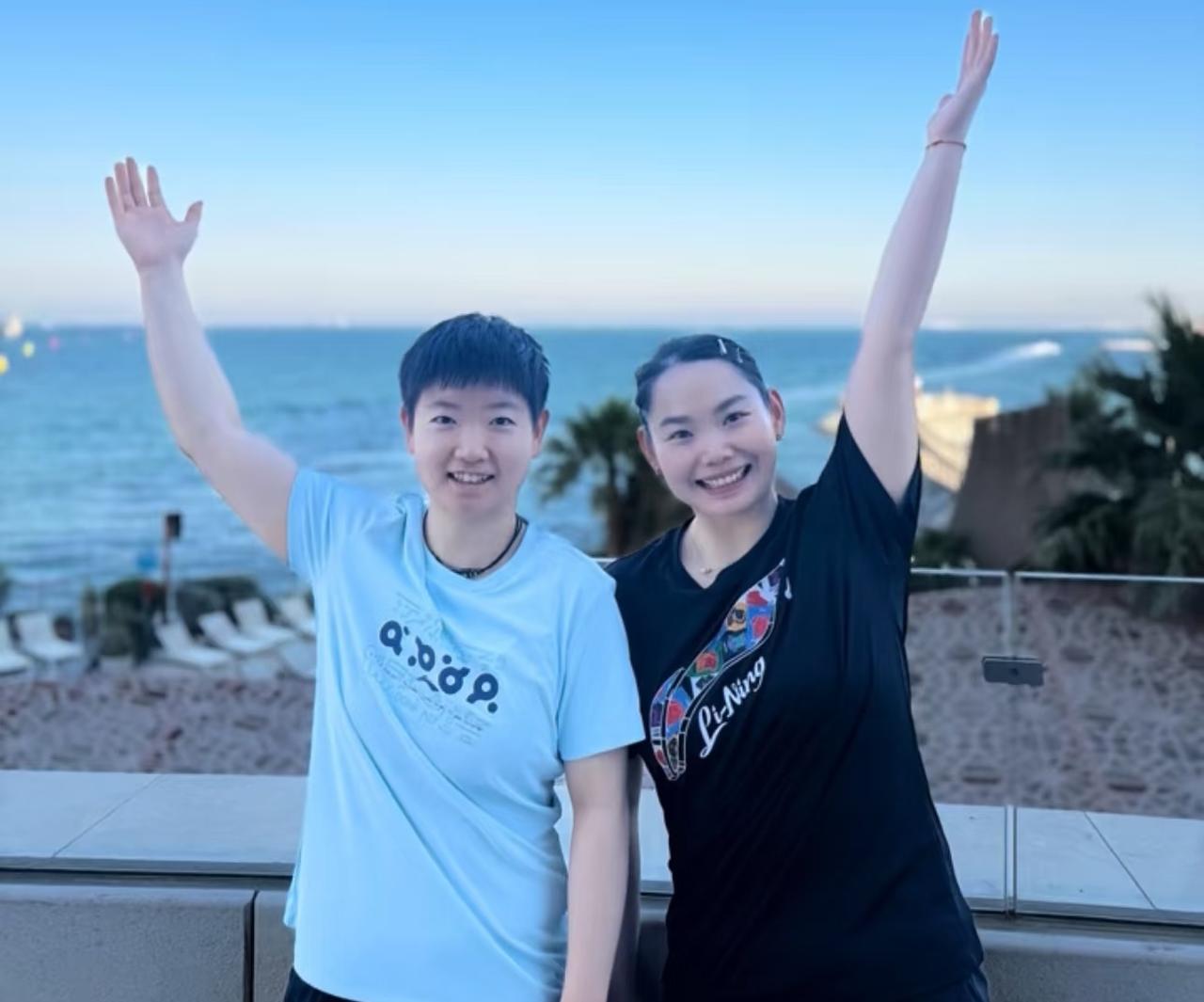 何卓佳说，你们都以为我比孙颖莎大很多，其实我只比她大两岁，她只是看着小。喜