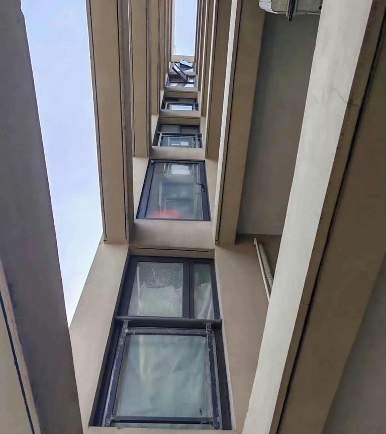 网友：这样封上安全吗？算不算违建呢？
