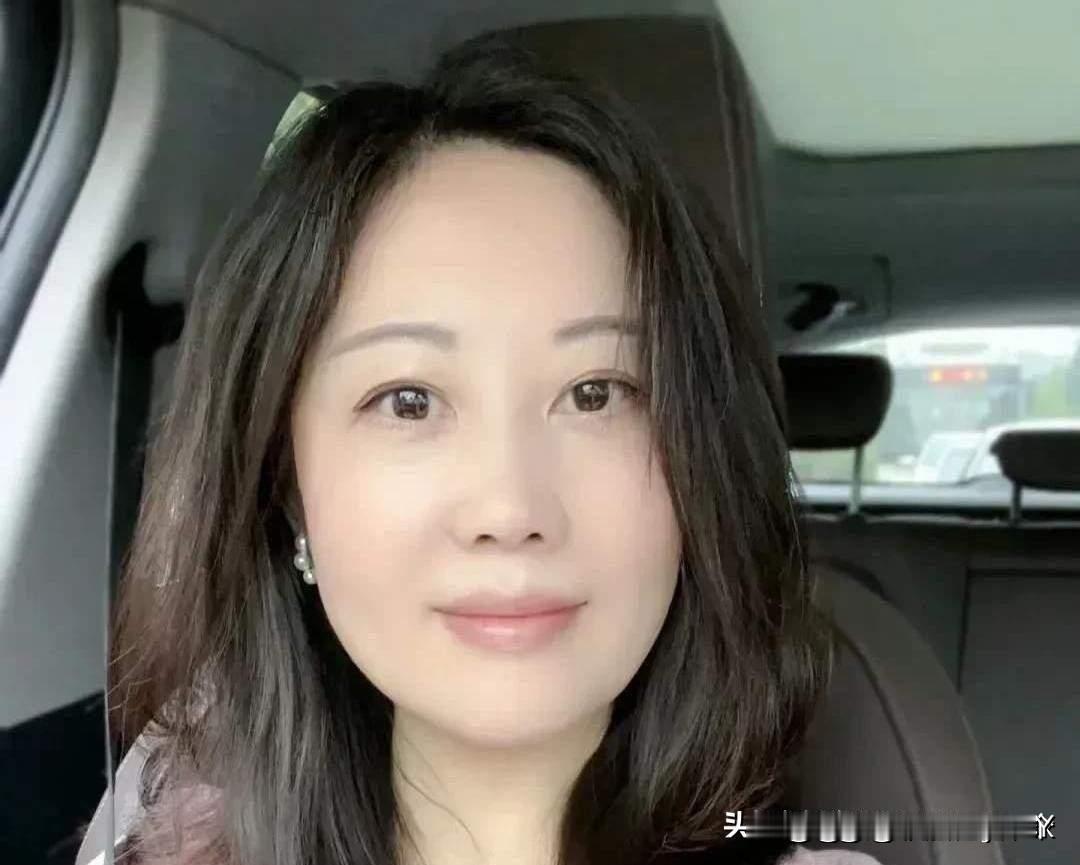 车上约会，不论男女，都要准备好这8样东西，既安全又隐私。1.湿纸巾，在没