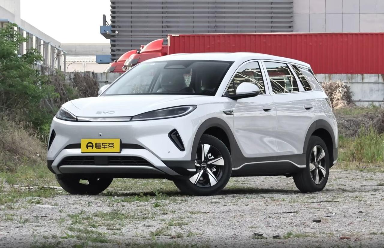 2025年底了，如果你正琢磨着花10万左右入手一台纯电SUV，大概率会刷到“比亚