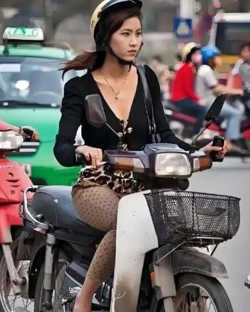 越南上班族的本田摩托车，这几天又被再次讨论。这已经不是简单的消费选择，而是活生生