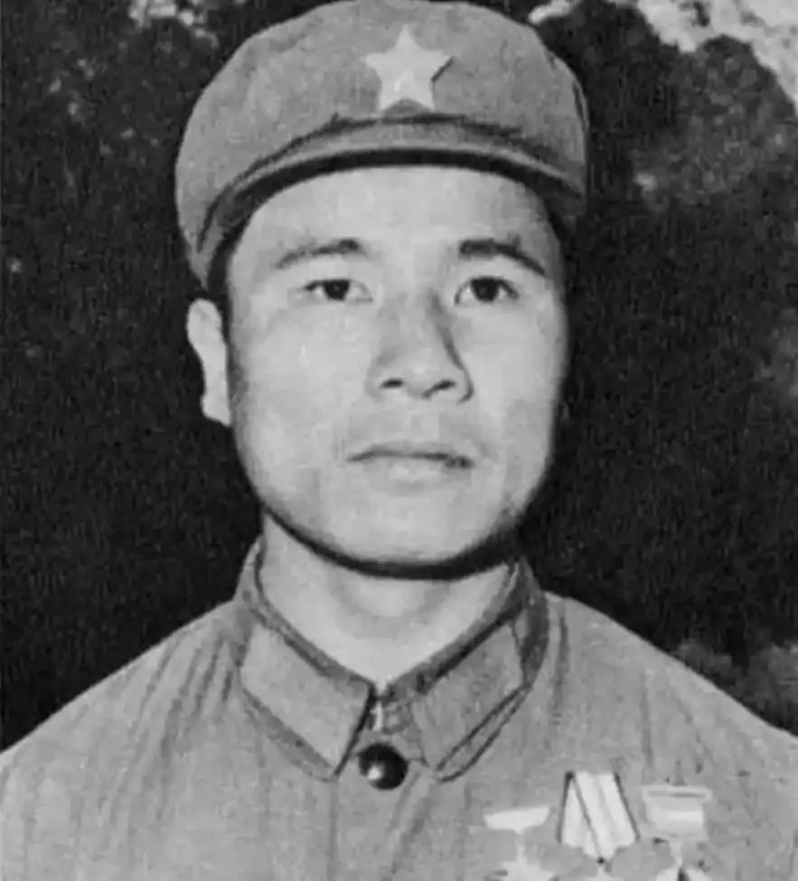 1979年，黄招强奉命护送伤兵撤退，中途休息时，他发现队伍里多了几张陌生面孔，他
