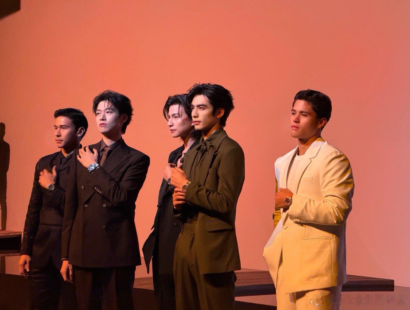 哥哥这块魏大勋略胜宋威龙一筹魏大勋一出来，气场自动切换到“成熟男人”模式。宽肩