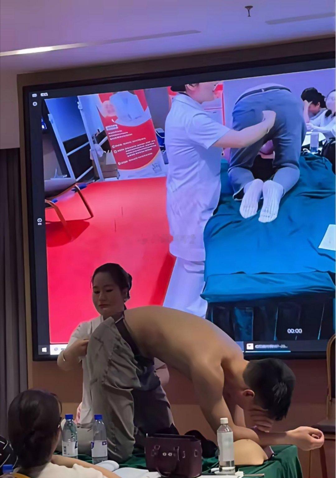 本以为是展示他的肌肉，没想到镜头对准的，是他的小蜜桃，太尴尬了！