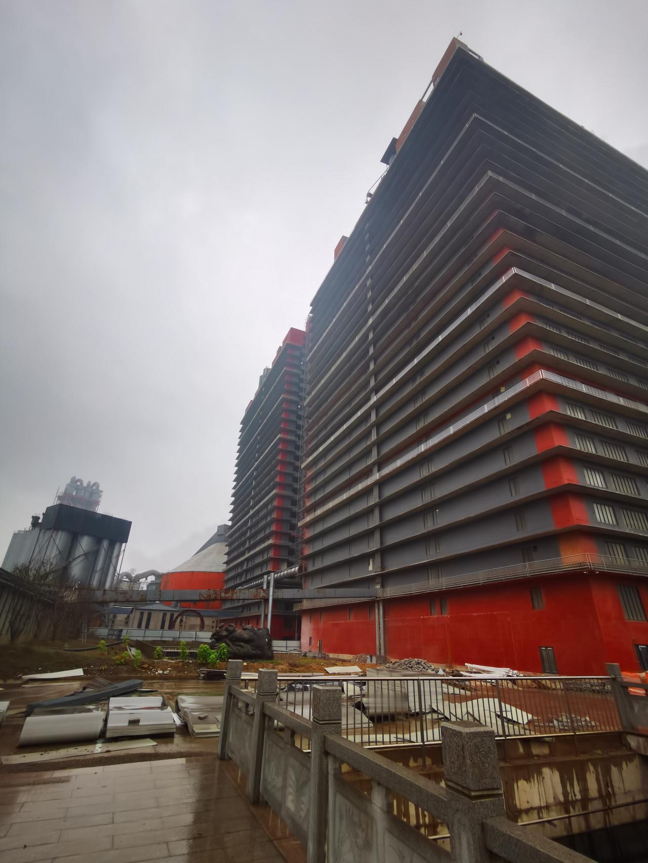 你听说过“养猪天塔”吗？在湖北鄂州，有两座26层楼高的“养猪天塔”。它是湖北