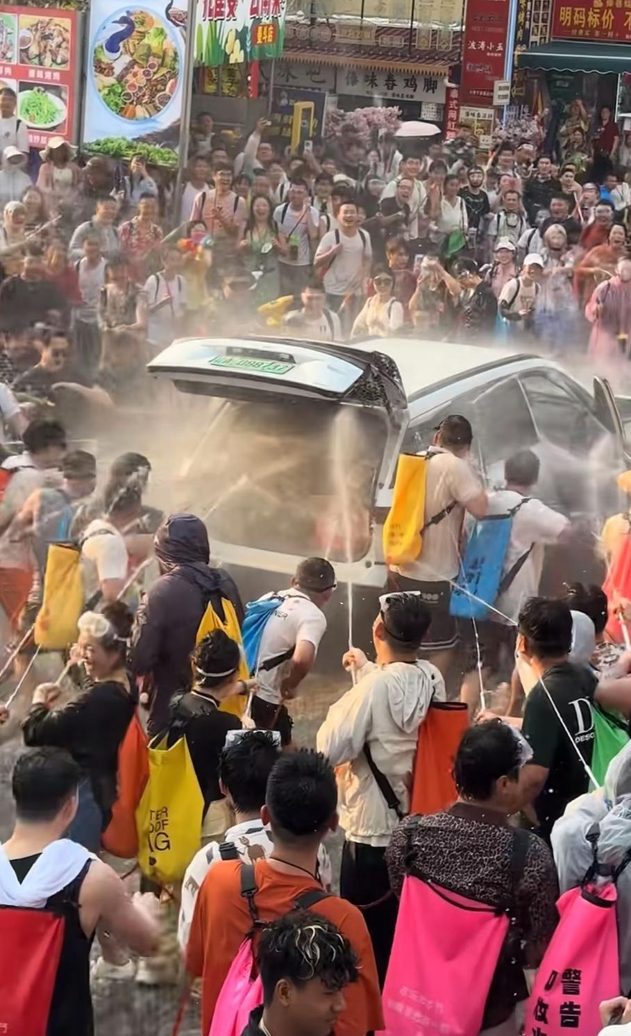 被泼水节泼进车里的后续，最糟糕的并不是花几万块钱的修车费，也不是十几万的车变成泡