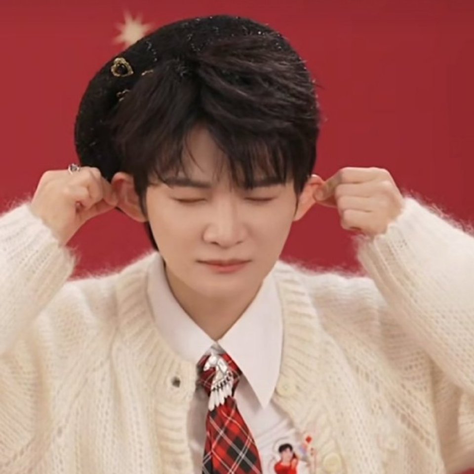 起猛了看见周深Bbox了哈哈哈哈哈周深好可爱，原来每个歌手都逃不过被彩带攻击哈哈