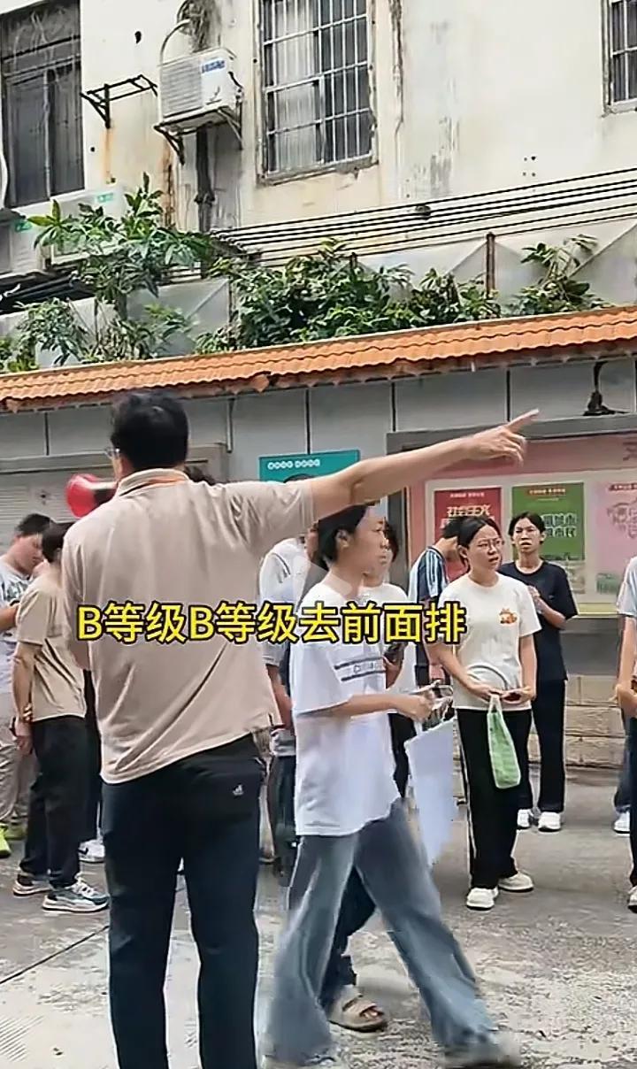 其实职高升学班对成绩要求也挺高的，不低于普高[笑着哭]昨天带孩子去各个五星级公办