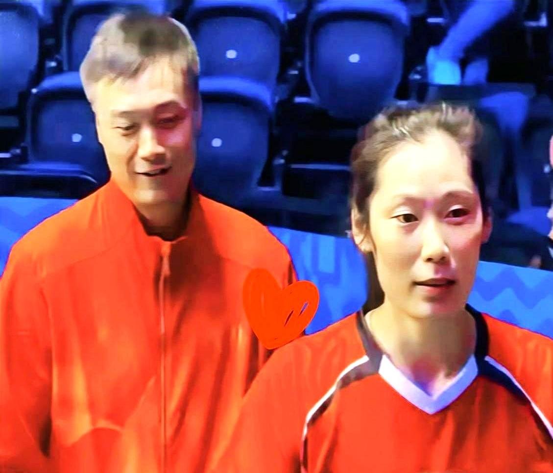 赖亚文现身河南女排赛场看朱婷打球，这信号藏都藏不住了吧？最近女排新老交替的争议吵