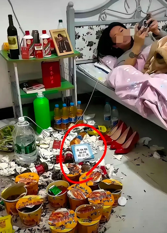 贵州一位外卖小哥去小区送餐，到门口发现住户家门半开着。屋里有个二十多岁的女生瘫在