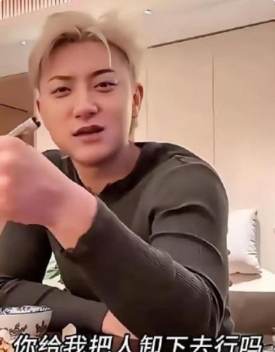 我有个亲戚之前在黄子韬家里做过保姆。她说私下里的黄子韬简直和镜头前那个活泼闹腾