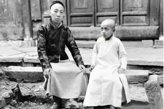 照片上的白衣少年，只有八岁。在之后漫长的岁月里，他勤奋、刻苦，为中国人民的伟大事