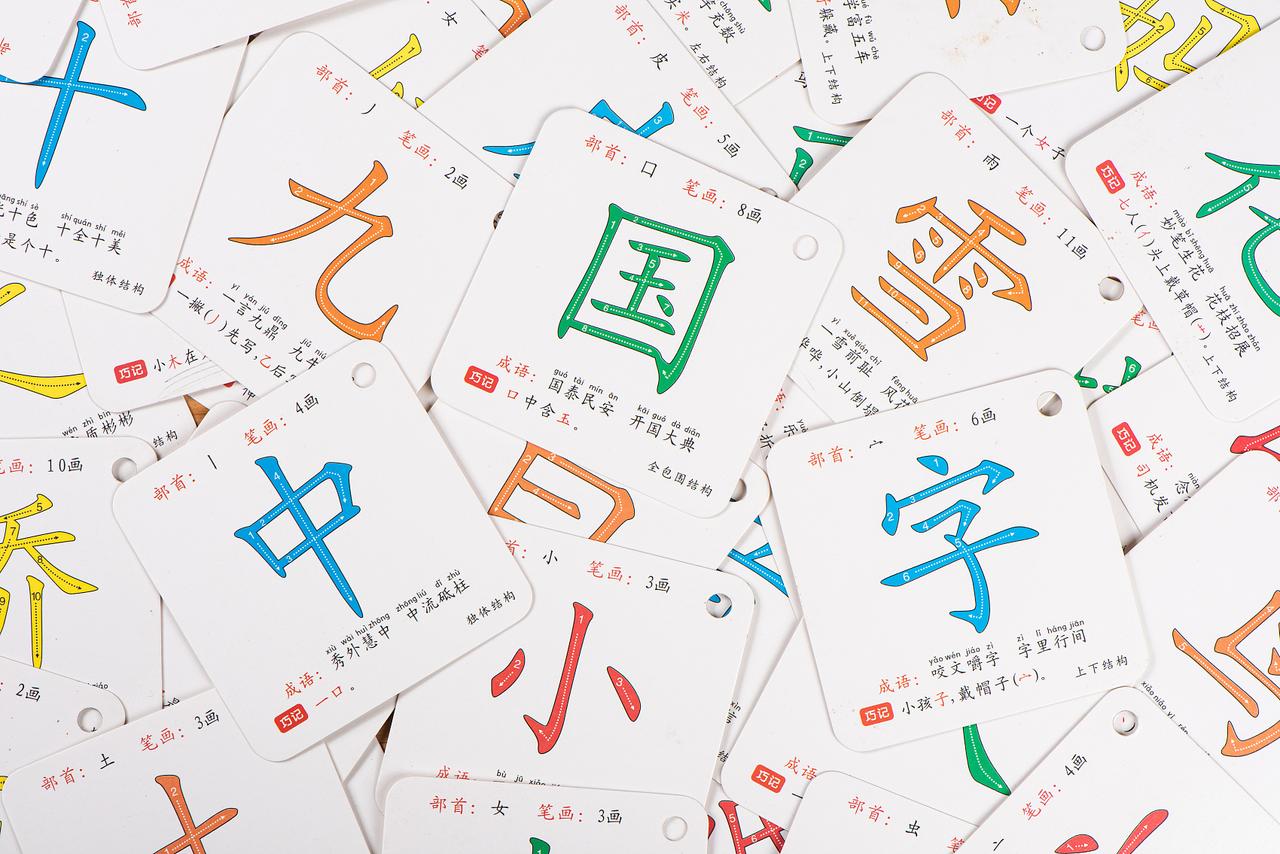 养娃越来越“佛系”，孩子识字量反而蹭蹭涨。 1、认字卡片别一张张指着硬教，